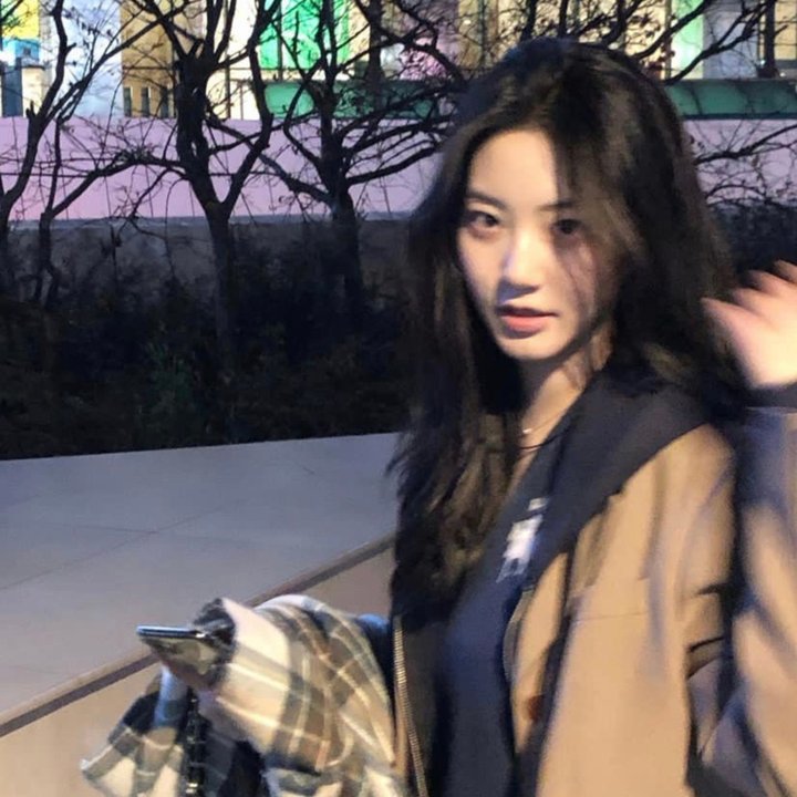 戴流苏耳环的少女